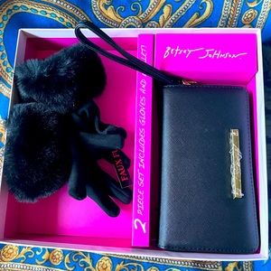 COPY - NWT Betsey Johnson 2 PC big wristlet/ wallet  & Faux fur  gloves 🥰🎁❤️set